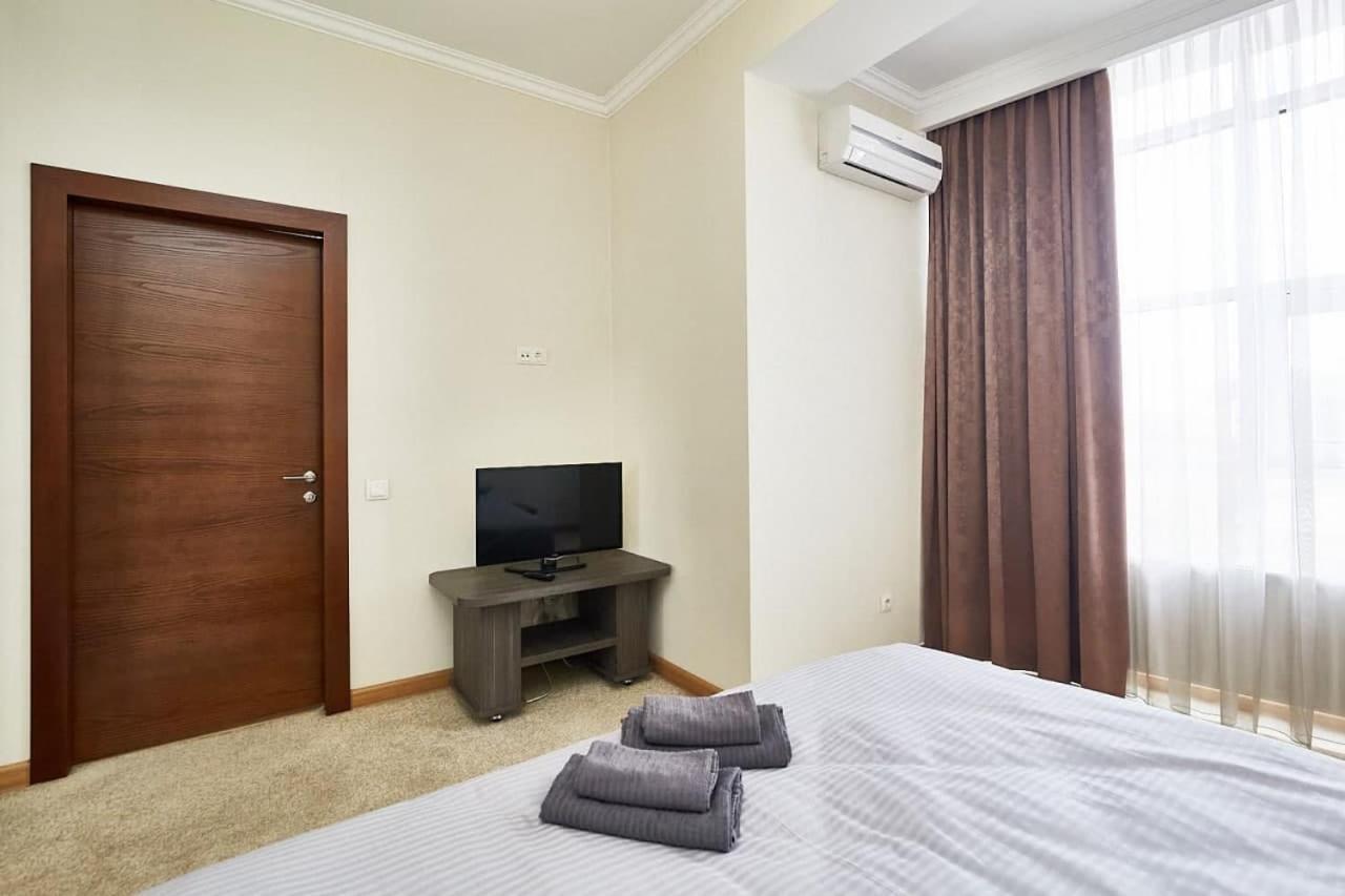 Ultracentral Spacious Apartment キシナウ エクステリア 写真